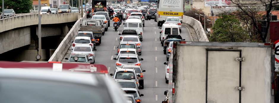 carro ipva estacionamento garagem vaga veículo transito semáforo engarrafamento automóvel caminhão moto placa GIL LEONARDI 811