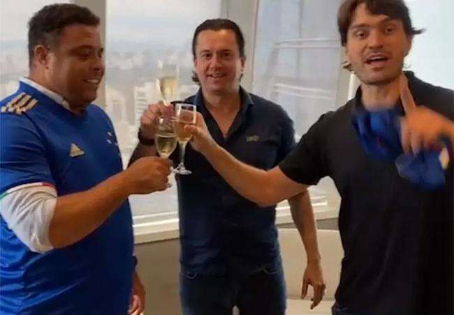 ronaldo comemora com sergio rodrigues a compara do cruzeiro 1 30659